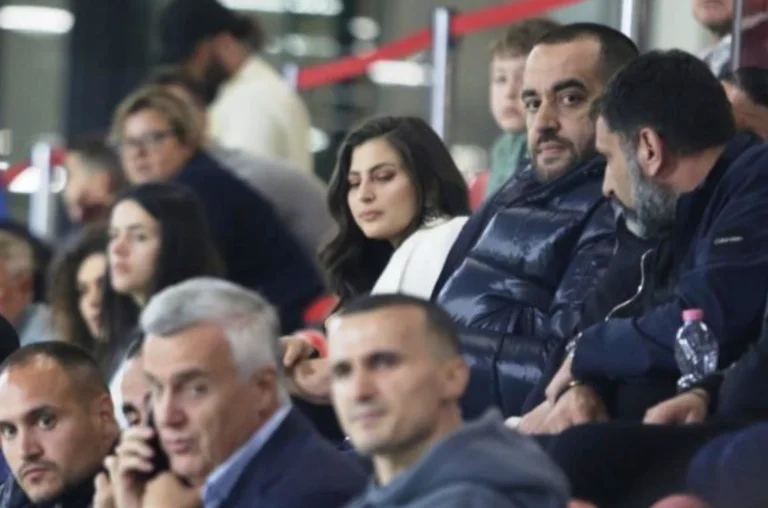 Le fils d'Eddie Rama dans une relation ? La fille mystérieuse à côté de lui dans le stade ajoute des doutes