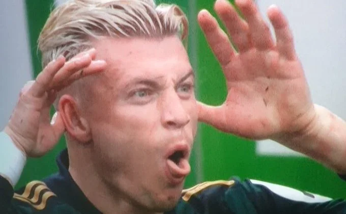 Alioski devient viral après avoir fait quelque chose au-delà de l'étoile Burnley.