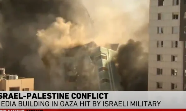 Le moment où l'objet sur lequel Al Jazeera et Associated Press sont bombardés