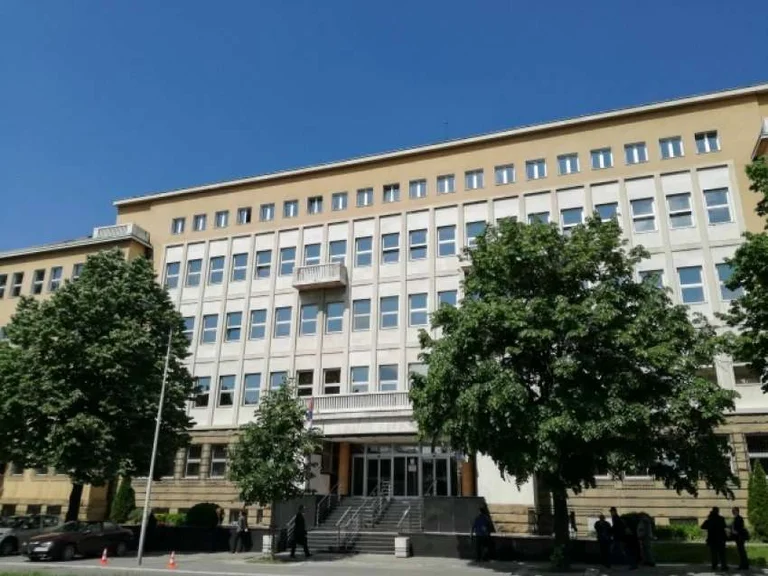 Belgrado libera a dos serbios acusados de matar albaneses