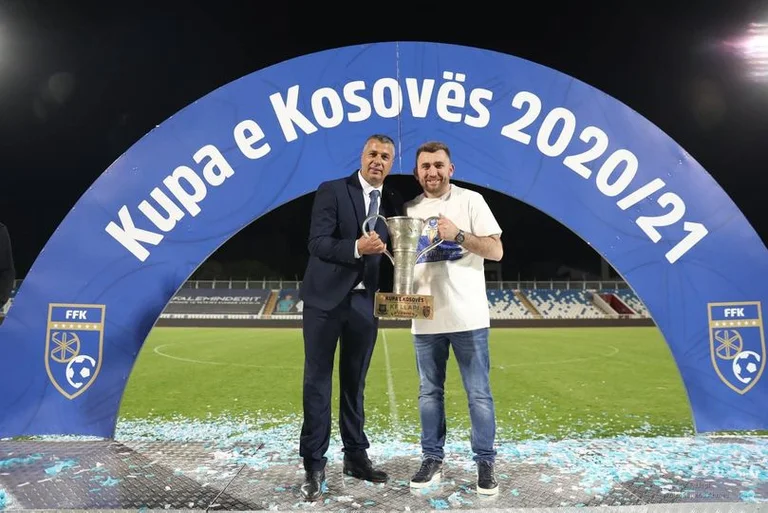 KF Llapi invite les ordinateurs portables à prendre des photos avec la Coupe du Kosovo