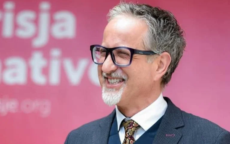 Arben Vitita descarga dos funcionarios de salud