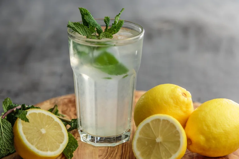 Perché dovresti bere acqua con limone ogni giorno? Per questi cinque motivi