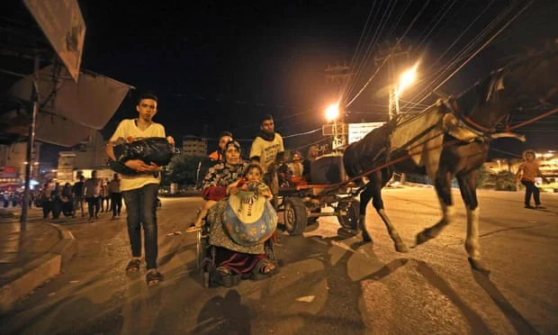 I palestinesi scappano dalle loro case a Gaza dopo gli attacchi israeliani più giovani