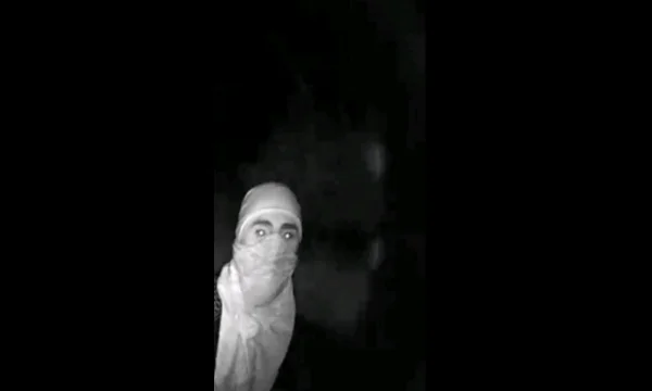 Si identificas a esta persona, llama a la policía.