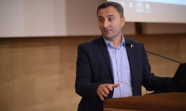Kosovo-Doktor in Deutschland, der über Kurti steht: horrible Organisation, Überschrift für Impfstoff und zurück mit COVID