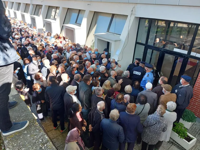 Long lines of citizens to be vaccinated into October 1st Hall