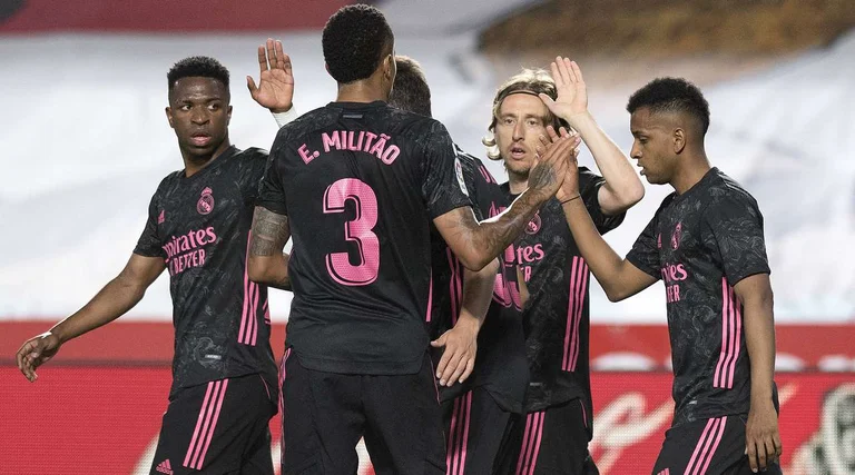 Real Madrid ohne Probleme passiert das Hindernis Granada genannt)