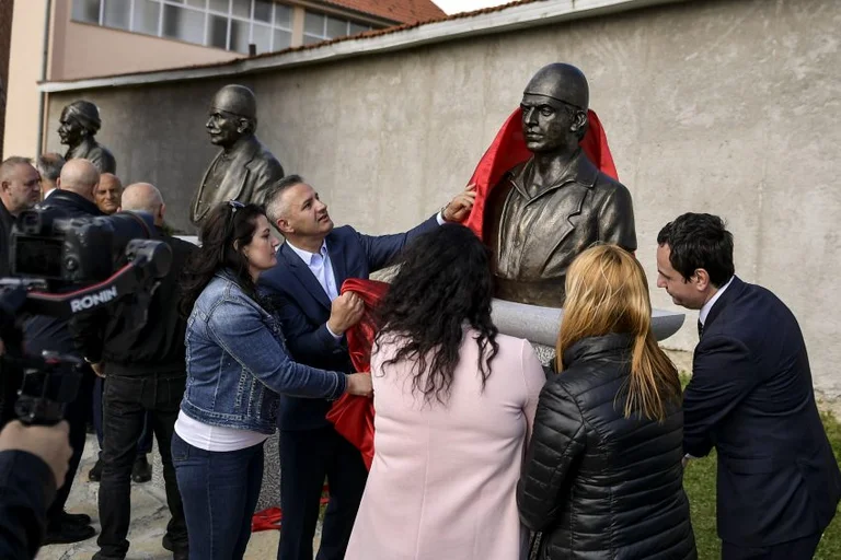Kurti e Bekim Jashar scoprono i busti di Tahir e Negotha