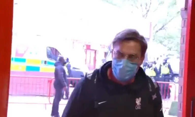 Il momento in cui i calciatori Clopp e Liverpool arrivano a Old Tuffford prima del Supershare con Man United