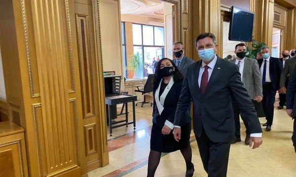 Sloweniens Präsident kommt in Kosovo an, beginnt Treffen mit Vjosa Osman
