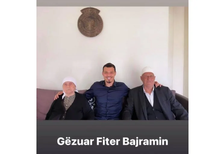 Andrew Thaci condivide foto con i suoi nonni per Bajram