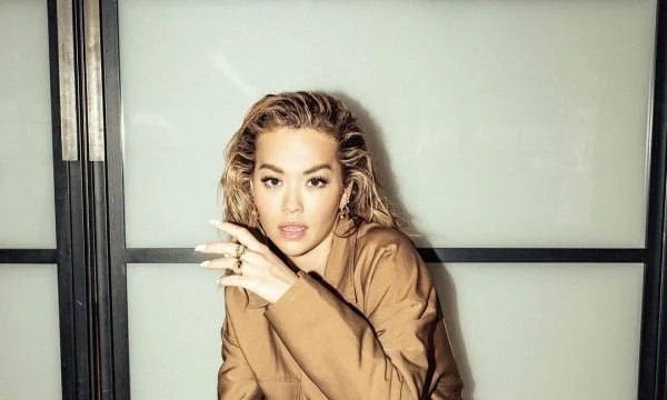 Rita Ora no detiene el ejercicio del gimnasio
