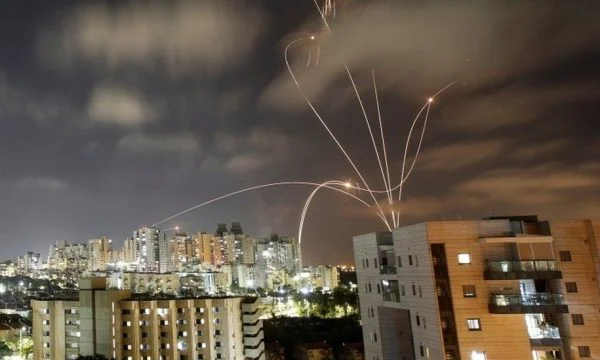 Cientos de misiles dirigidos por Gaza en Israel suman el número de víctimas