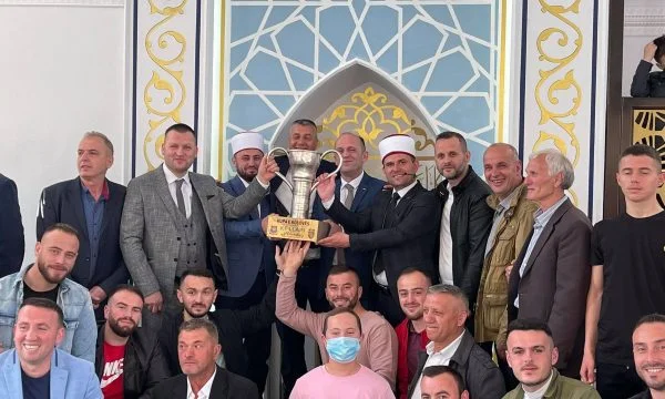 Llap sendet Kosovo Cup Trophäe an die Moschee während des Gebets von Bajram