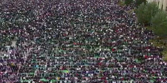 Los creyentes musulmanes llenan Skenderbeg Square para el perdón de Bajram