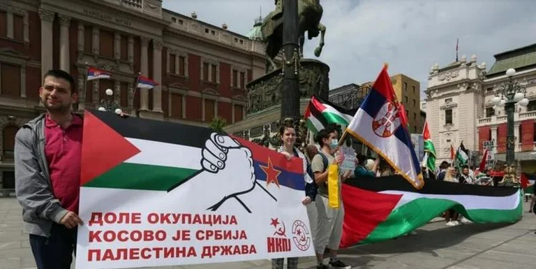 A Belgrado anche le proteste per la Palestina: il Kosovo è la Serbia, lo Stato della Palestina