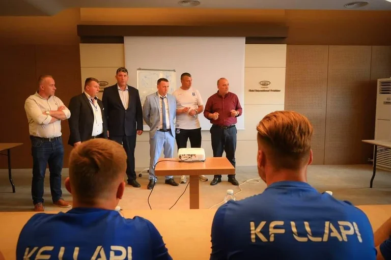Bullick presidente della pandemica: Promette 10.000 euro per Llap se battono la squadra per campionato 2