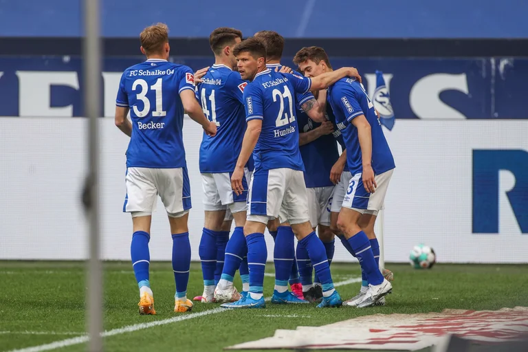 Ebutton jugador de Kosovo con Schalken