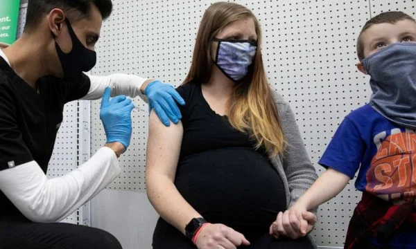 35 ans meurt après la vaccination, le Brésil suspend l'utilisation d'Astra Zeneca chez les femmes enceintes