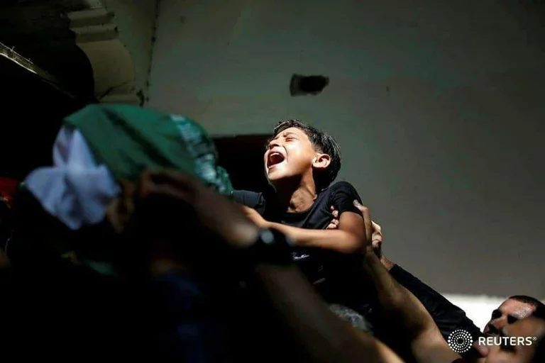 Der schwere Moment, wenn ein Pakistani Junge hinter dem lebenslosen Körper von Daddy läuft