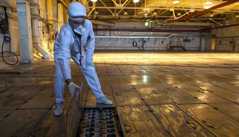 Vista rara all'interno dell'impianto nucleare di Chernobyl