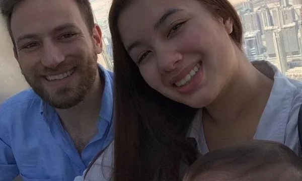 La ventenne Brit viene brutalmente giustiziata prima della figlia di 11 mesi
