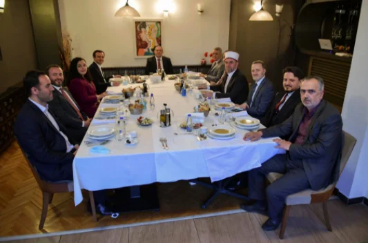 Osman, Kurti e Conjufca a Iftar con rappresentanti BIKU, presentano anche il primo signore