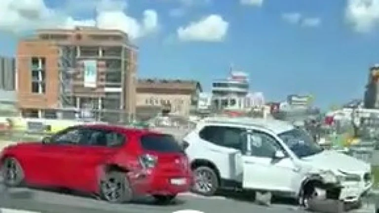 Fuerte accidente en Veternik, incluyendo dos coches-todas dos personas