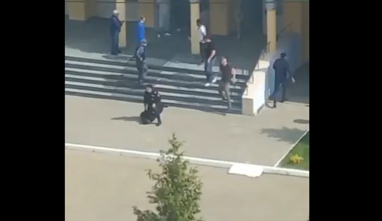 Neun Tote in einer Schule in Russland: Gesucht von zwei Schlägern (Video)