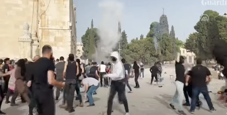 Violence in Gaza and Jerusalem: Israeli soldier gives rharafallaw fists to protesters, another kick to the head (+16)