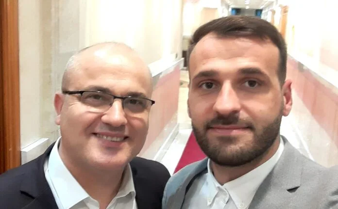 Le fils de l'oncle d'Haxhi Avdyl se fatigue au ministère de la Santé.