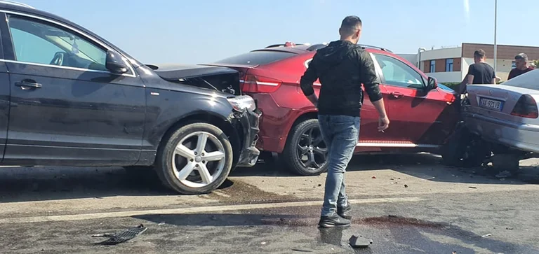 Massiver Unfall auf der Autobahn Tirana-Durra: Sechs Autos enthalten