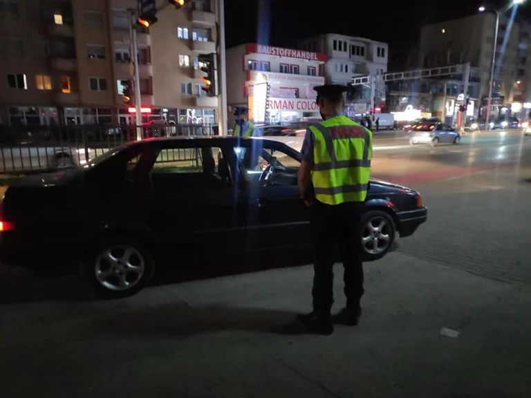 Incidente tra due auto a Pristina, uno ferito