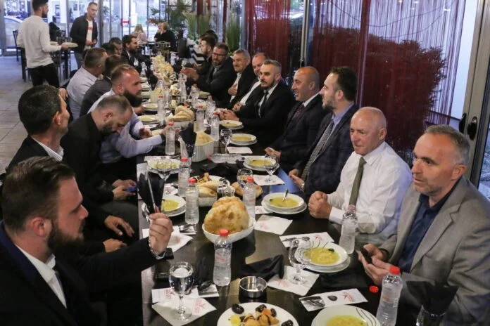 Ramush Haradinaj stasera ha fatto un Iftar delle luci di Dukagji, il mufti di Decani, medaglie