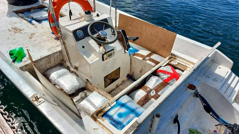 Albanese arrestato con 400 kg di droga, diretto in barca verso l'Italia