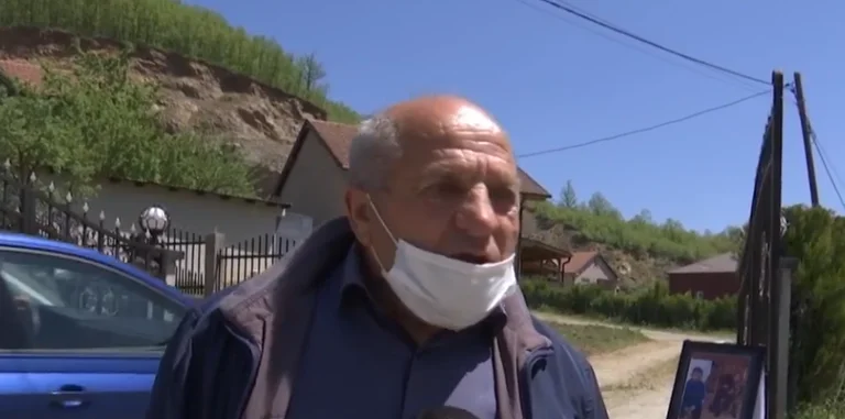 Questa e' la famiglia di due otto anni che sono stati uccisi dalle auto a Shtime.
