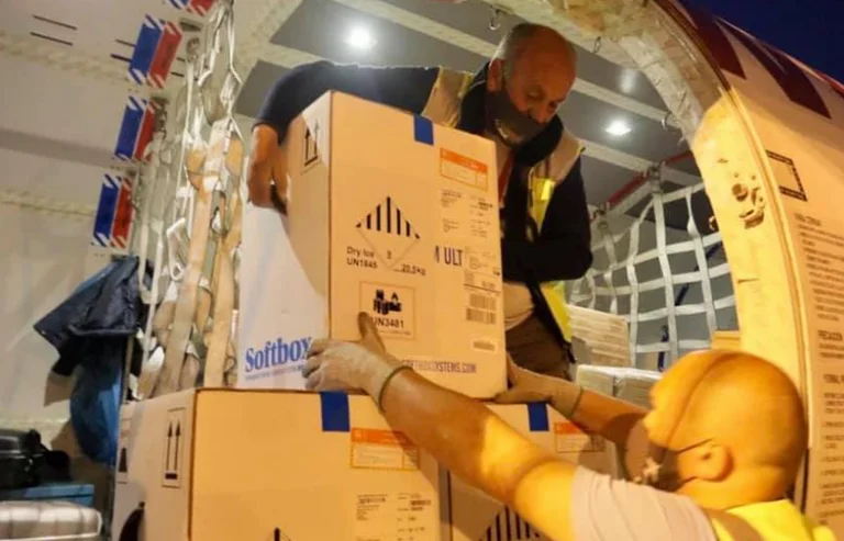 11.700 vacunas Pfizer acaban de llegar a Albania