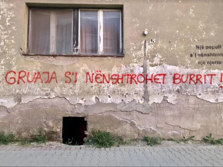 Lipjan: Graffiti gegen körperliche und psychische Gewalt gegen Frauen und Mädchen