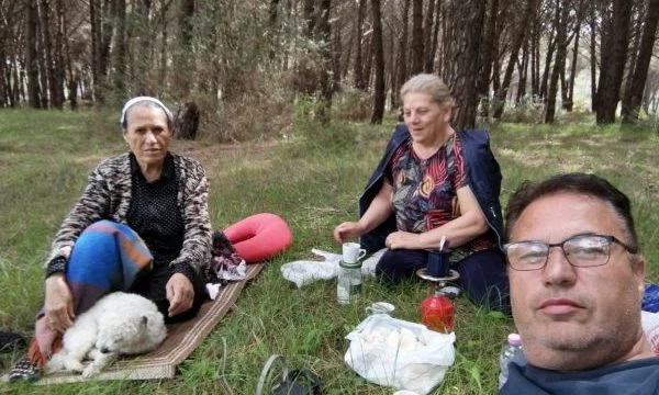 Siamo nel bosco, raccogliendo funghi...