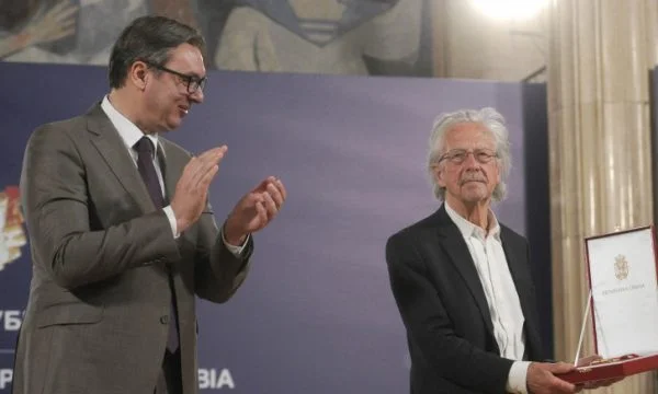 Personal “non-grata” for Kosovo, Milosevic's supporter Handke, is decorated by Vuciqi with the highest state medal