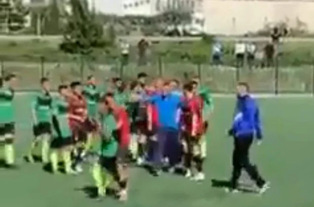The judge in the Second League of Kosovo is about to be punched: The whole team had to stop the attack player.