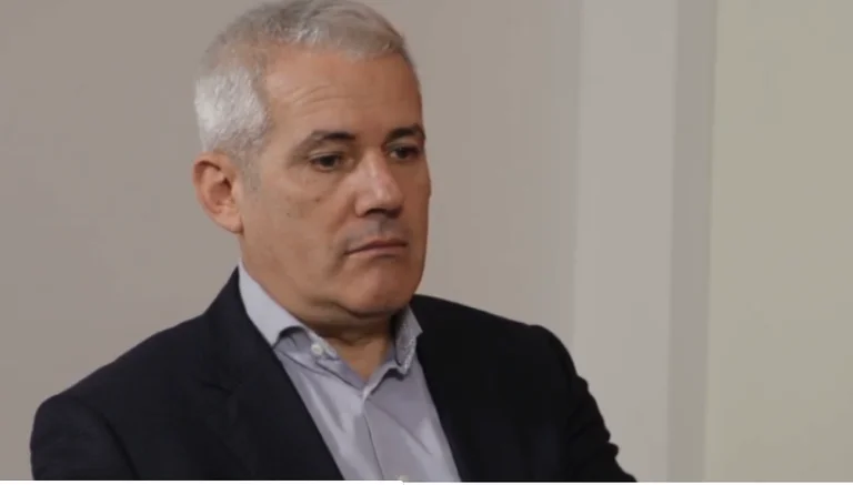 Sveçla nervoz me të rinjtë serbë që përzunë Kurtin nga Veriu: Provokuan kot