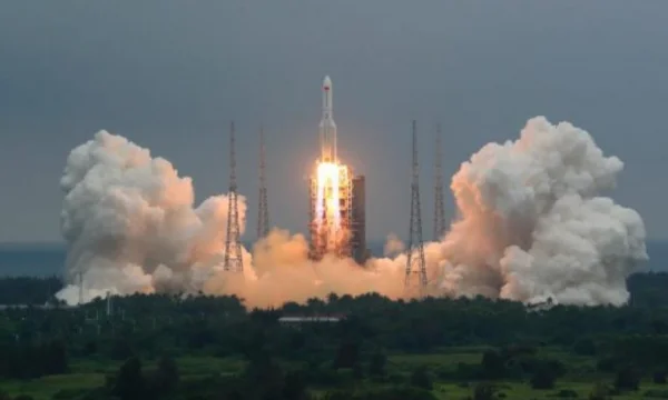 La Cina dice che la maggior parte dei rifiuti missilistici bruciati durante il ritorno
