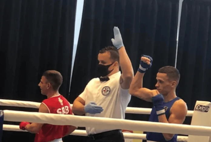El boxeador de Kosovo derrota al oponente serbio en anillo, campeón de los Balcanes declarado