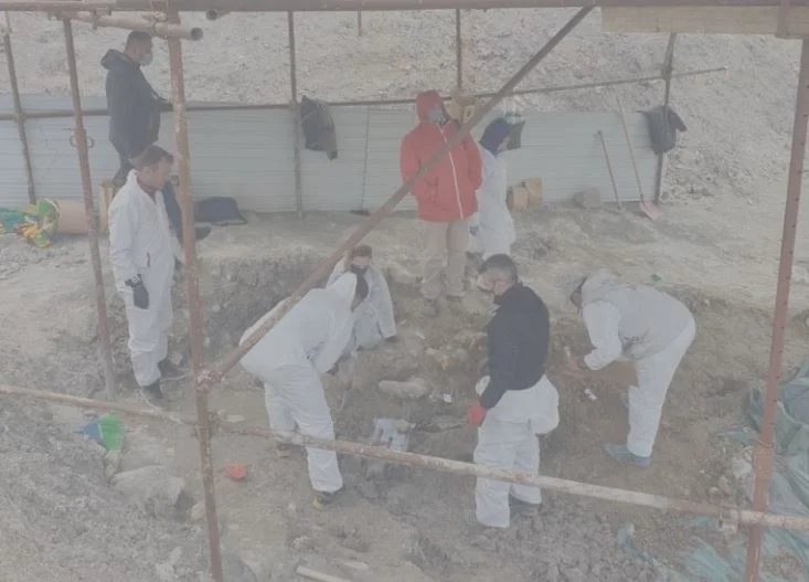 Excavations auf dem Massenfriedhof in Kizevac für mortore Überreste der Kosovo-Kriegsopfer