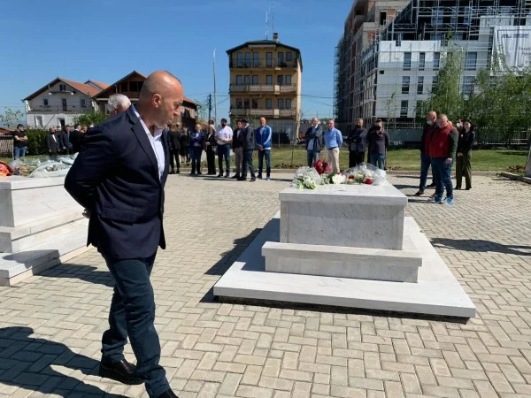 Haradinaj rende omaggio alle tombe degli eroi Ilir Konushevci e Haziri Malaj