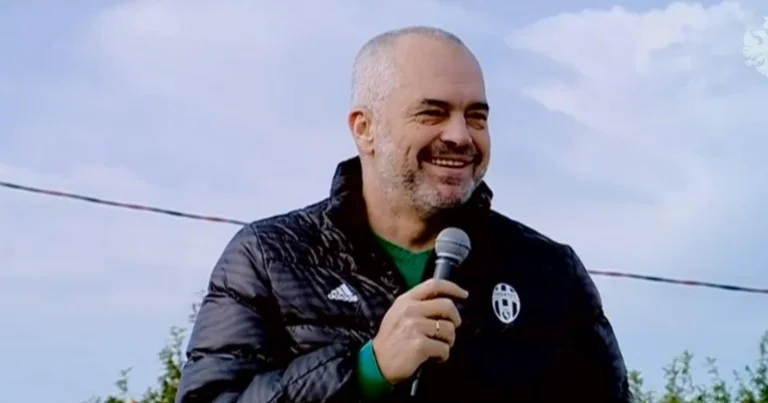 Juvenus gratuliert Rama für die dritte Amtszeit, erhält ein Geschenk von einem Fan