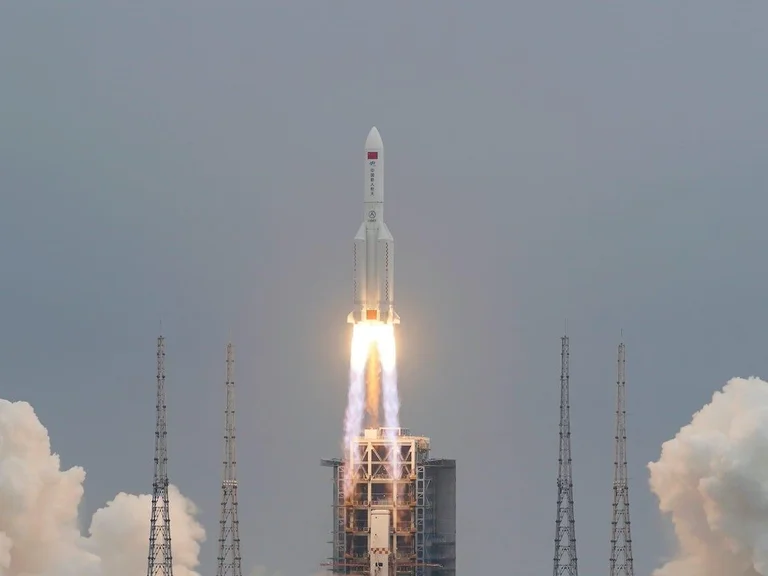 Los misiles chinos siguen cayendo en el Océano Índico. La NASA criticó.