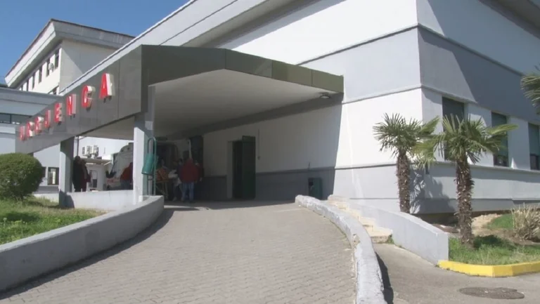 Médias en Albanie pour la mort de trois Kosovars : Ils seraient morts après avoir été empoisonnés par des champignons.